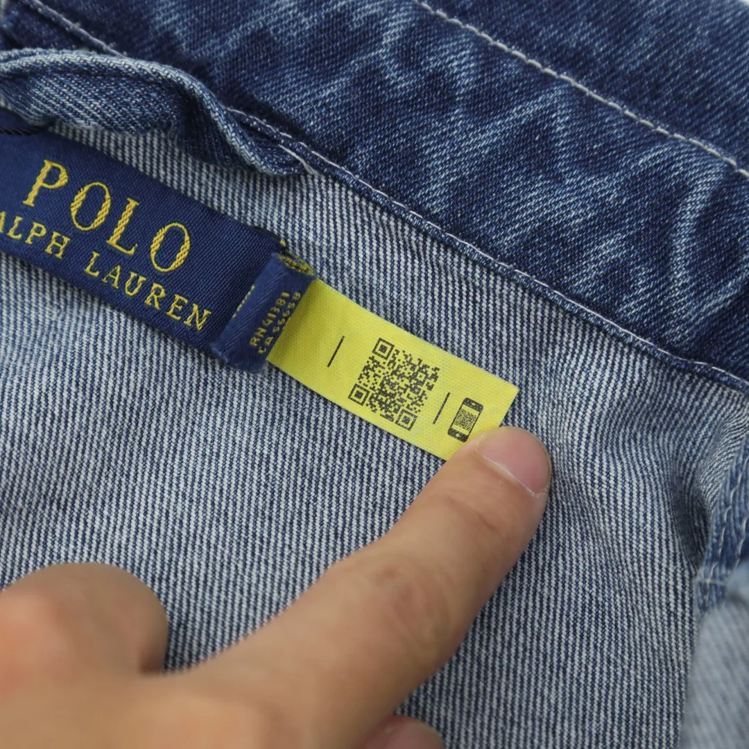 P350 #R17 Ralph Lauren unisex denim jacket with zipper and small label. The classic jacket style, neat lines outline a generous outline, and the short and slim design can quietly lengthen the leg lines visually, instantly achieving the stunning effect of making you taller and slimmer, helping you easily create enviable long legs. The practical pockets on both sides of the front body can not only store mobile phones and keys easily, but also cleverly add a bit of casualness to the overall shape, perfectly blending fashion and practicality. Moreover, the fabric has been specially treated to be soft and wear-resistant, and the comfort level is straight forward. In terms of matching, you can wear it as you like. Pair it with a simple white T-shirt, straight jeans and sneakers on the lower body. It is easy to control the looseness when going out on the street every day. If you wear it with leather boots and a floral skirt, you can create a romantic feeling of western style. I really love it, so it’s not a waste to buy it! Color: Washed Blue Size: S-XL S: Bust 118 Length 70 Sleeve Length 68 Shoulder Width 50 M: Bust 122 Length 72 Sleeve Length 69 Shoulder Width 51 L: Bust 126 Length 74 Sleeve Length 70 Shoulder Width 52 XL: Bust 130 Length 76 Sleeve Length 71 Shoulder Width 53